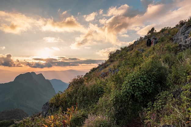 Paisaje de puesta de sol en la cordillera en el santuario de vida silvestre en el parque nacional Doi Luang Chiang Dao