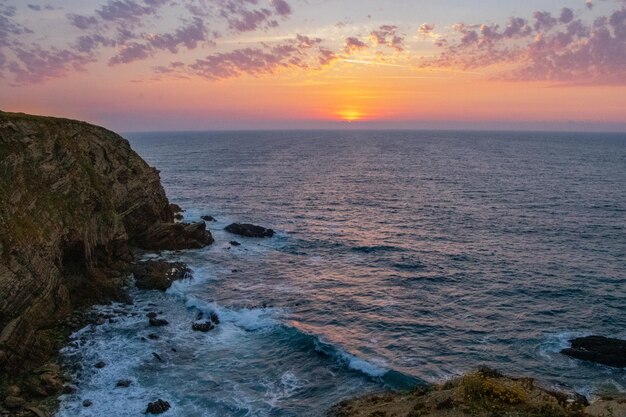 Paisaje de una puesta de sol en la costa en verano