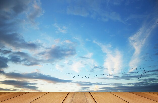 Paisaje de puesta de sol durante el crepúsculo con terraza de madera.