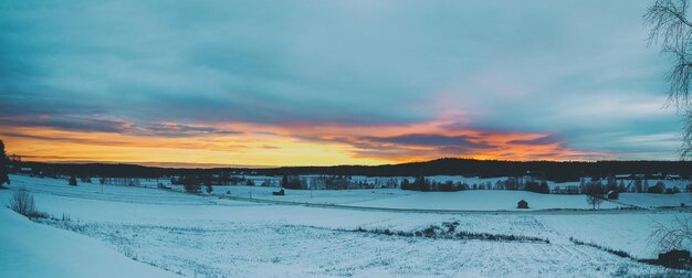 Paisaje de puesta de sol de invierno