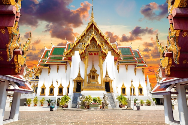 Paisaje de la puesta del sol del palacio real de Tailandia