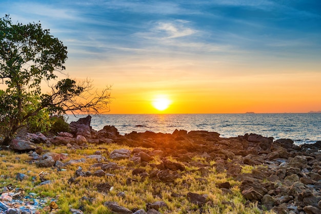 Paisaje de puesta de sol de playa de mar