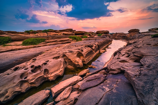 Paisaje de puesta de sol en Sam Phan Bok en Ubonratchathani invisible en Tailandia. El Gran Cañón de Tailandia.