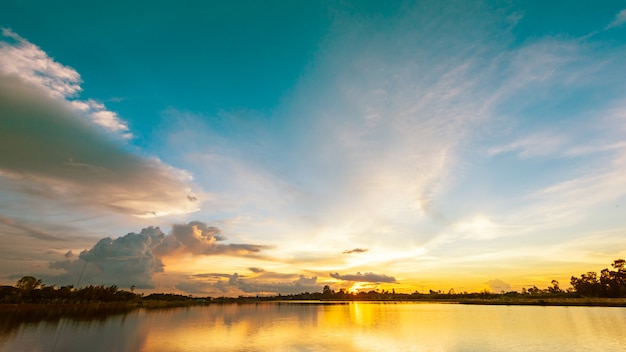 Paisaje puesta de sol sobre el panorama de paisaje de lago tranquilo