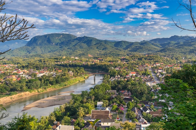 Foto paisaje para el punto de vista al atardecer en luang prabang, laos.