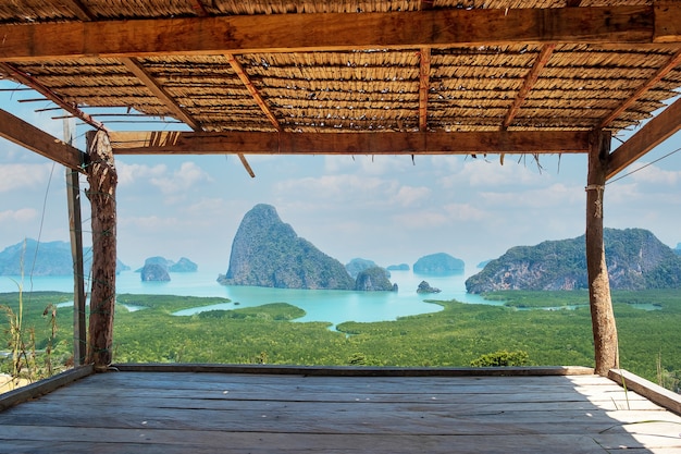 Paisaje del punto de vista de la bahía de Phang Nga en Samet Nang She, cerca de Phuket, en el sur de Tailandia