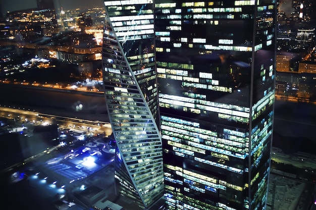 paisaje rascacielos noche / centro de negocios en un paisaje nocturno, luces de invierno en las ventanas de las casas en el distrito de negocios