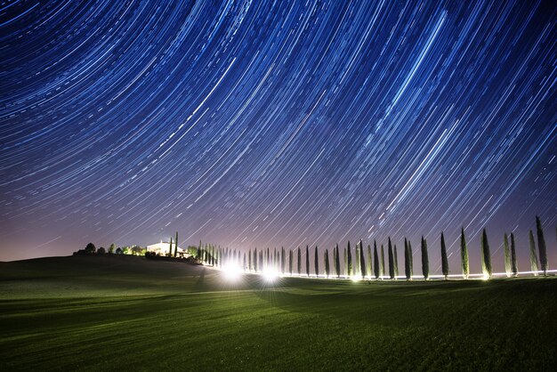 Paisaje con rastros de estrellas