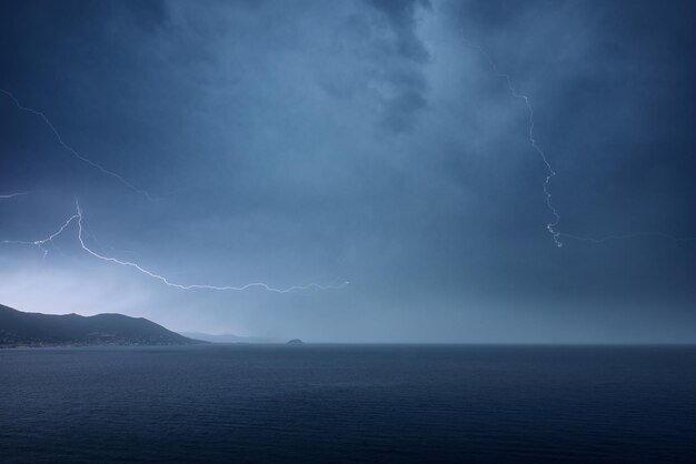 Paisaje de relámpagos sobre el mar por la mañana mar de Liguria laigueglia italia