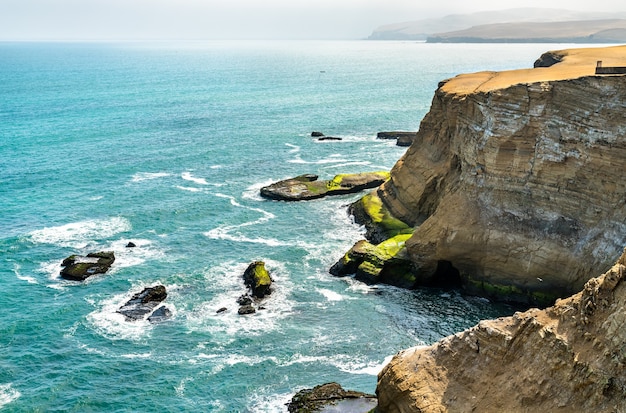 Paisaje de la Reserva Nacional de Paracas en el Océano Pacífico en Perú