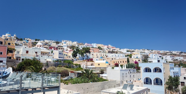 Paisaje residencial típico de Fira, Santorini en Grecia.