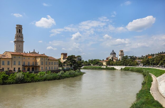 paisaje en el río Adige en Verona, Italia