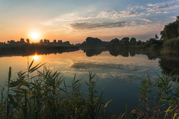 Paisaje del río, amanecer temprano en la mañana en el río