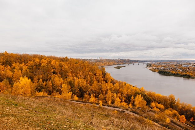 Paisaje de río de bosque de hojas de otoño. Ramas de los árboles otoñales. Fondo de otoño