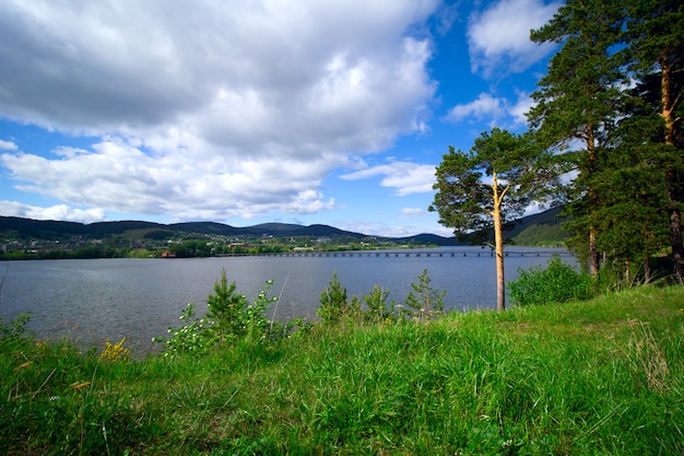 Paisaje con río y campo en Bashkortostan, Rusia