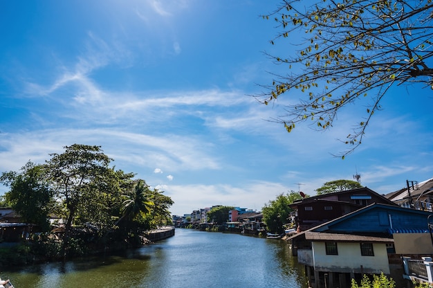 Paisaje del río Chanthaburi con la construcción de Chanthaboon Waterfront.Chanthaboon es la antigua comunidad ribereña ubicada en el lado oeste del río Chanthaburi