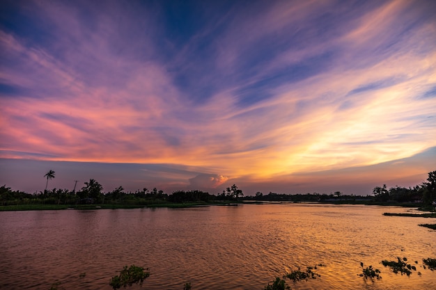 paisaje río y cielo azul