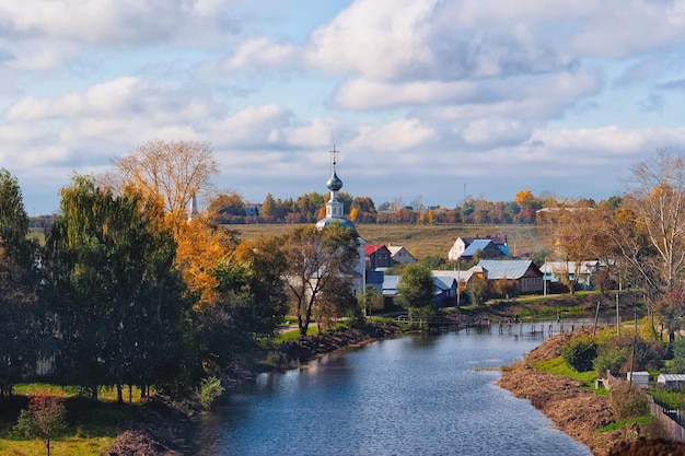 Paisaje con río Kamenka y Kremlin en Suzdal en Rusia.