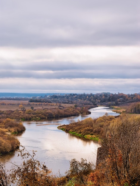 Paisaje con el río Oka en Kaluga en Rusia.