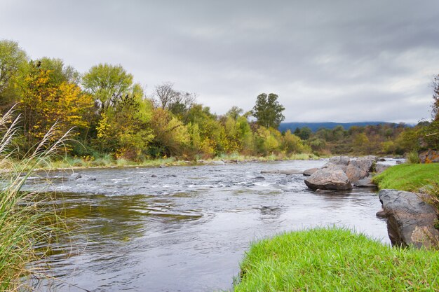 Paisaje de río en otoño en las montañas