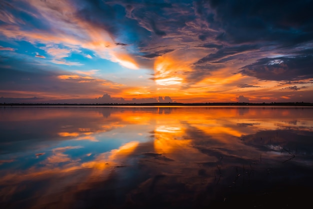 paisaje de río con reflejo en el crepúsculo