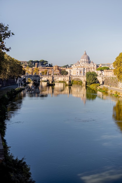 Paisaje del río tiber en la mañana soleada en roma