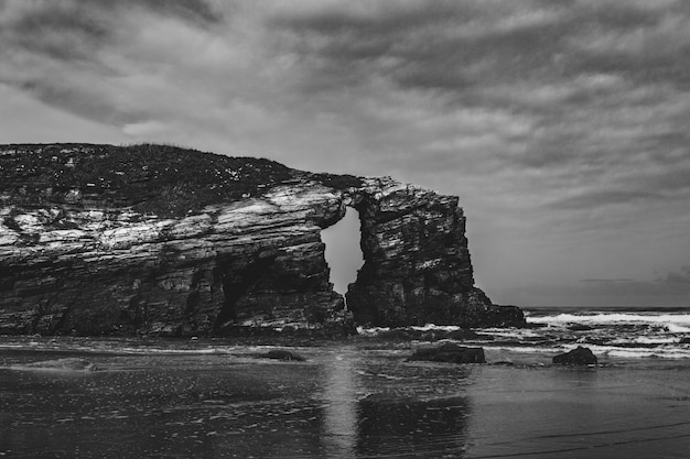 Paisaje de una roca gigante en blanco y negro