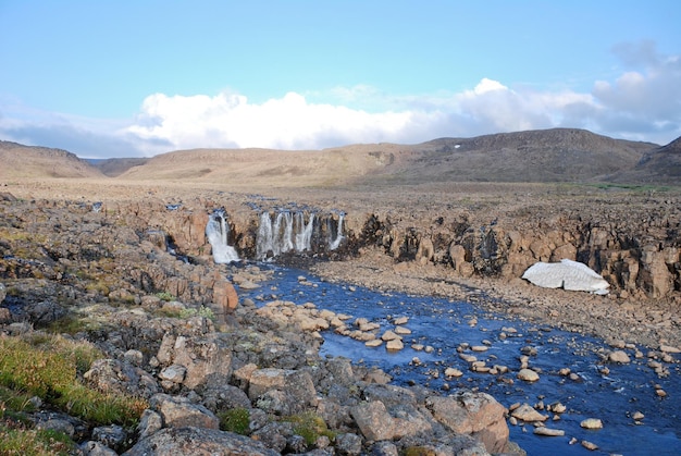 Paisaje con rocas y cascada