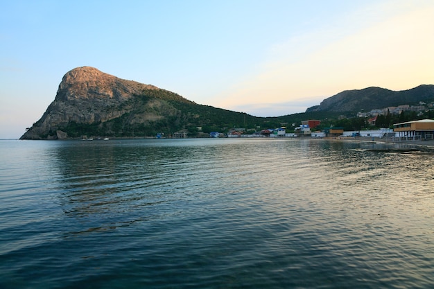 Paisaje con rocas y costa de la reserva "Novyj Svit" (Crimea, Ucrania)