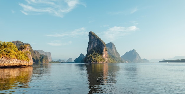 Paisaje de rocas e islas y bahía de Phang Nga