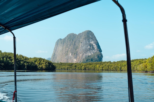 Paisaje de rocas e islas y bahía de Phang Nga