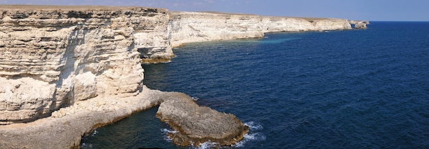 Paisaje de rocas del Mar Negro en la costa con agua azul clara