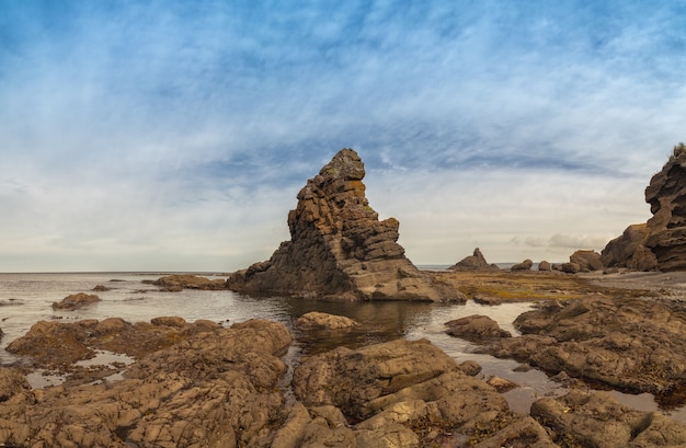 Paisaje de rocas marinas en una bahía de la isla de Iturup en Kurils.