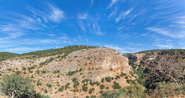 Paisaje y rocas en el oeste de Galilea en el norte de Israel