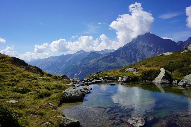 Un paisaje rocoso bajo el cielo nublado.