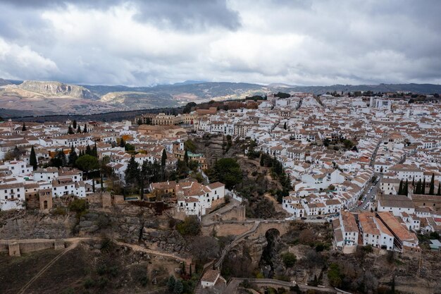 Foto paisaje rocoso de la ciudad de ronda con puente nuevo y edificios andalucía españa