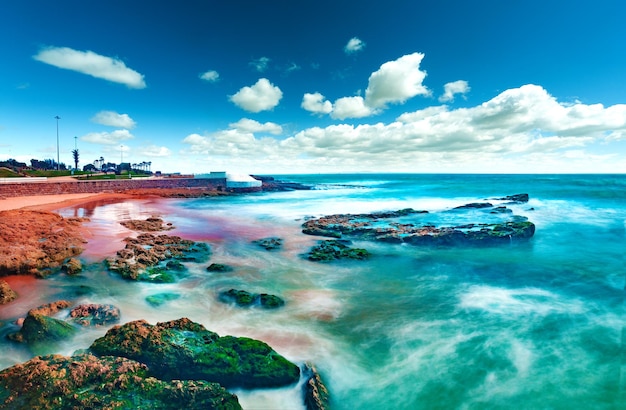 Paisaje rocoso de la costa del mar. Orilla del mar y playa.