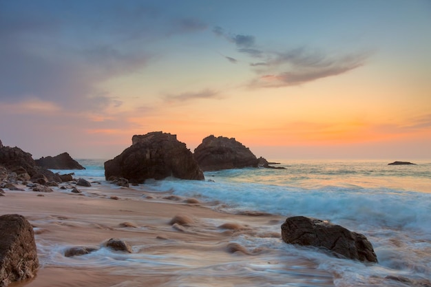 Paisaje rocoso del mar en el hermoso atardecer Portugal Europa