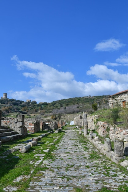 Foto paisaje con ruinas de velia, una antigua ciudad grecorromana en la provincia de salerno, italia