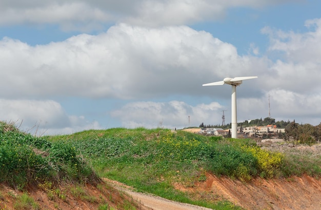 Paisaje rural con aerogeneradores en Israel