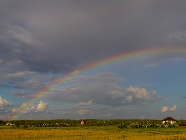 Paisaje rural con un arcoiris.