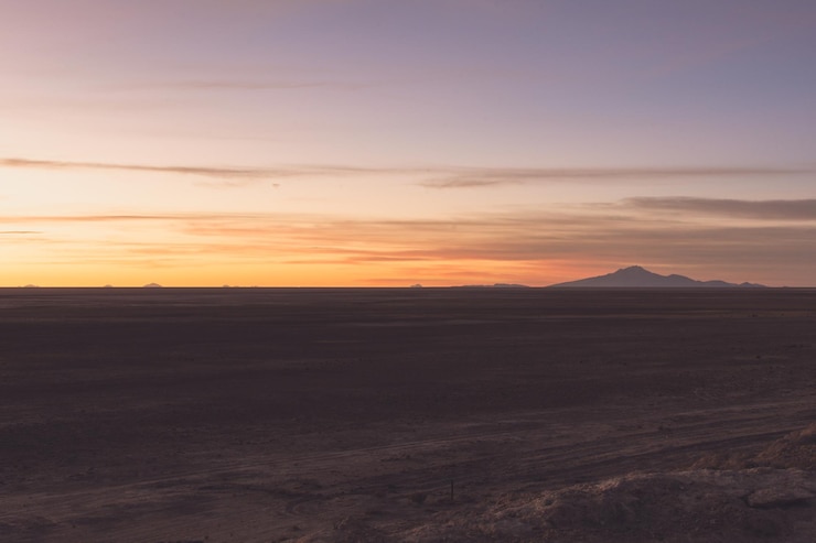 Foto paisaje rural árido al atardecer
