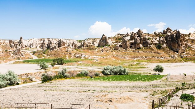 Paisaje rural con asentamiento antiguo cerca de Goreme