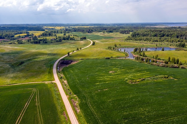 Paisaje rural con caminos de campos agrícolas y árboles solitarios fotografía de drones