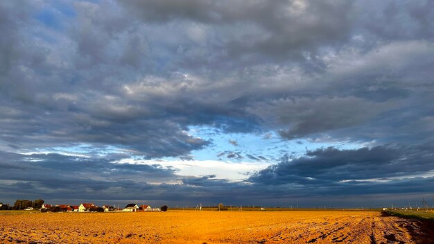 paisaje rural con un campo arado