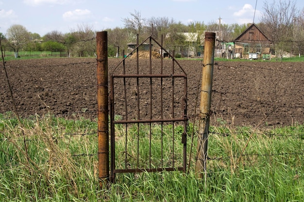 Foto paisaje rural con casas de puerta y un campo arado