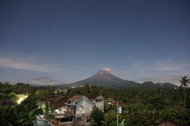 paisaje rural con hermoso volcán en el fondo bajo un cielo azul