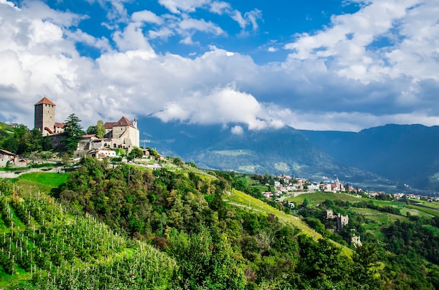 Paisaje rural idílico con un castillo y viñedos Merano Tirol del Sur Italia