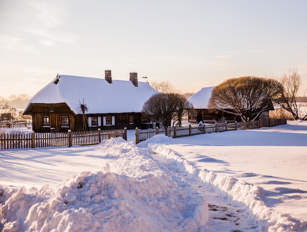 paisaje rural de invierno: casas en la nieve