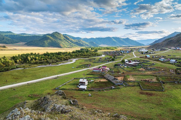 Paisaje rural de montaña de otoño con una aldea Rusia montaña Altai